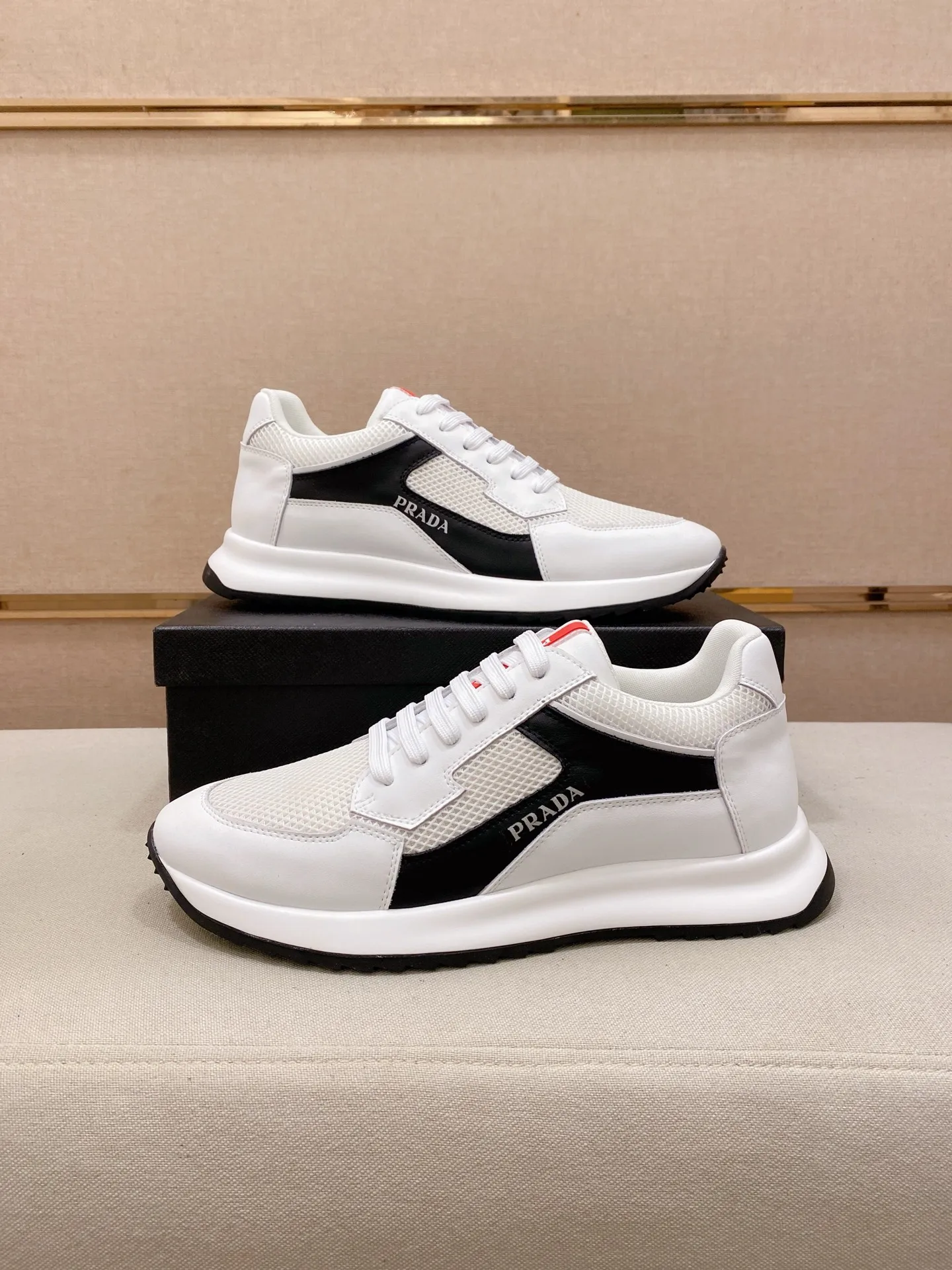 Factory price 462💰 The new PRADA (Prada) counters are launched simultaneously, new men's shoes, 😘fabrics are selected from cowhide. Lining: Mesh lining. 👍🏿 High-end ☄️ air-cushion molded anti-slip rubber outsole, exquisite lines, simple and elegant, comfortable and high-end for leisure travel. Number of yards: 38 to 44. Can be ordered for 45 non-refundable